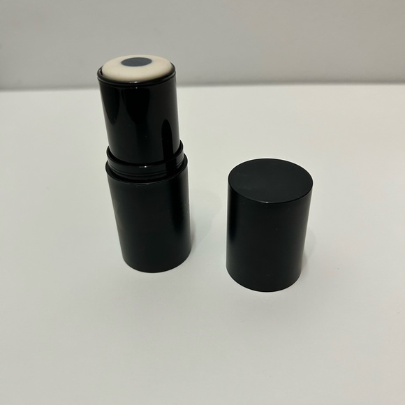 MILK MAKEUP Pore Eclipse Non-Comedogenic Mattifying + Blurring Primer Stick - Picture 4 of 4